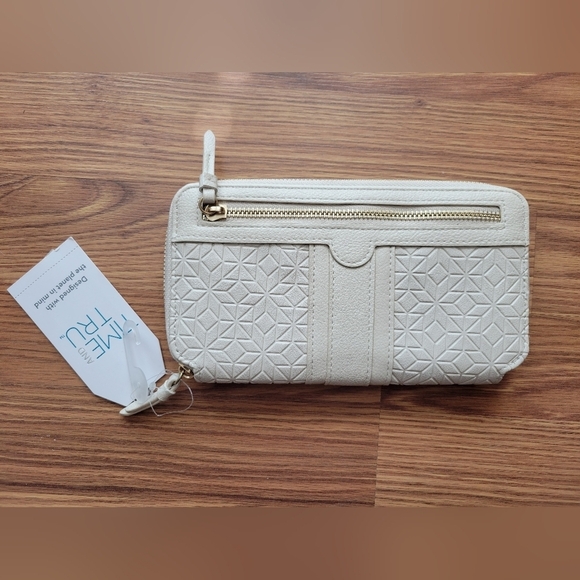NWT Time and Tru Freda Beige Gold Zip Wallet - Picture 1 of 5